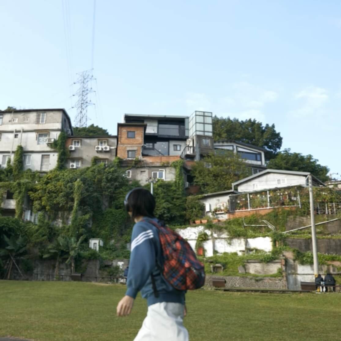 上を見上げて歩くFARMHOUSE